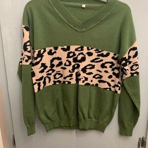 SHEIN Green V-Neck Sweater with Leopard Print